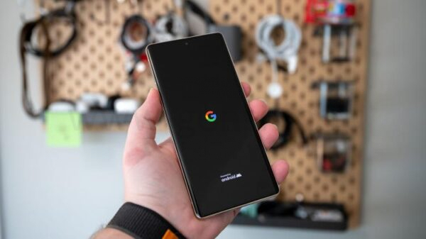 Логотип Google и Powered by Android, который виден на экране загрузки Android 13 на Pixel 7 Pro