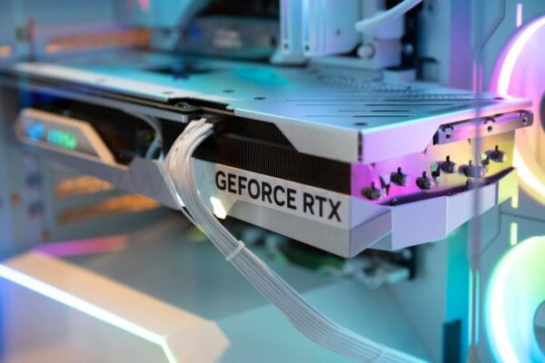 Видеокарта NVIDIA GeForce RTX в игровом ПК.