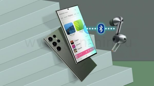 Телефон Samsung Galaxy, один из которых обращен назад, а другой - вперед, с открытым музыкальным приложением, рядом два устройства Galaxy Buds и значок Bluetooth между ними.