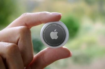 Человек держит Apple AirTag.