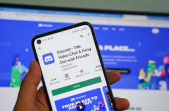 Человек с смартфоном, где открыто приложение Discord.