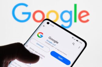 приложение google на экране смартфона с логотипом google на заднем плане