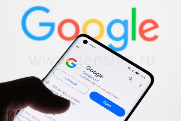 приложение google на экране смартфона с логотипом google на заднем плане