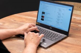 Руки, печатающие на Chromebook Acer на столе.