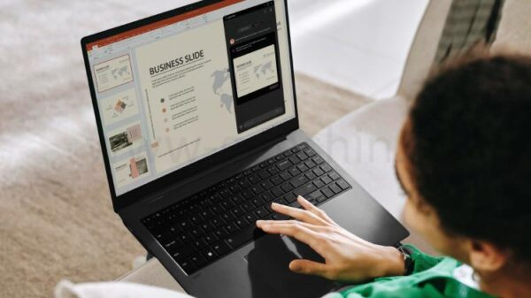 Ноутбук LG gram 2025, используемый человеком для демонстрации бизнес-слайда
