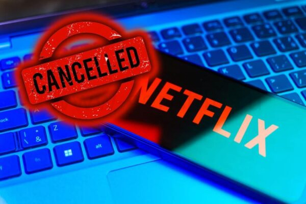 логотип Netflix на смартфоне с пометкой отменено