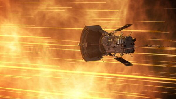 Космический зонд Parker Solar Probe NASA на фоне света в космосе.
