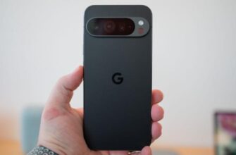 Человек держит смартфон Google Pixel 9 Pro.