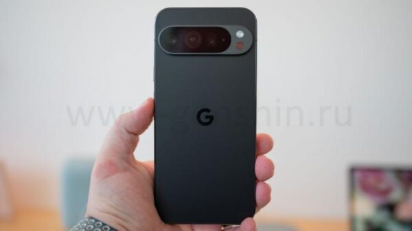 Человек держит смартфон Google Pixel 9 Pro. 