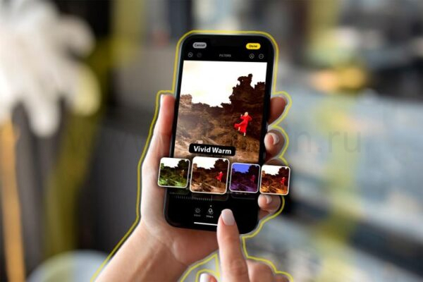 Человек выбирает фильтры для применения к фотографии на iPhone.