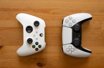 контроллеры xbox и ps5 на деревянном столе