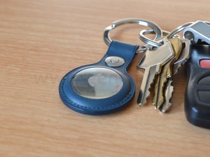 AirTag прикреплен к брелку