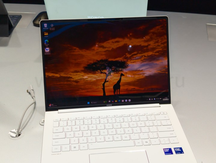 Honor MagicBook Pro 14 в белом цвете