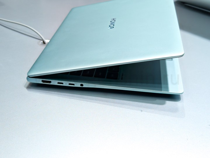 Боковые порты Honor MagicBook Pro 14 в зеленом цвете