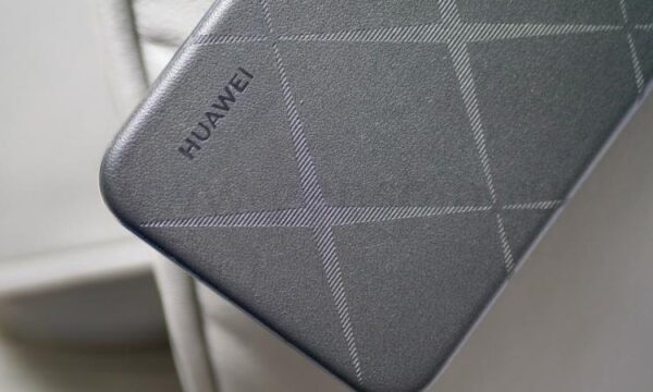 Логотип Huawei Pura 70 Ultra на задней панели.