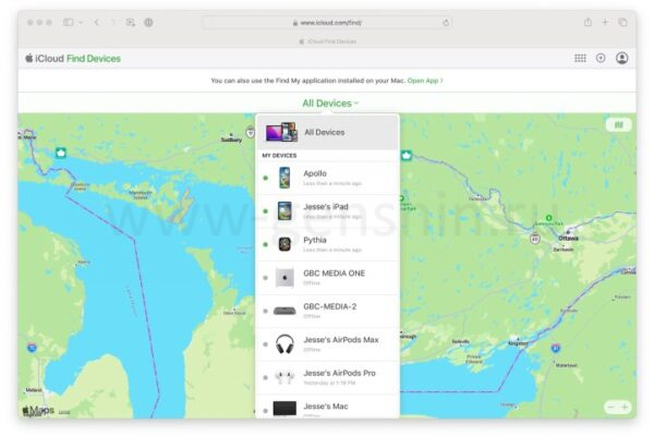 Сайт Find My Devices от Apple показывает список устройств на фоне карты.