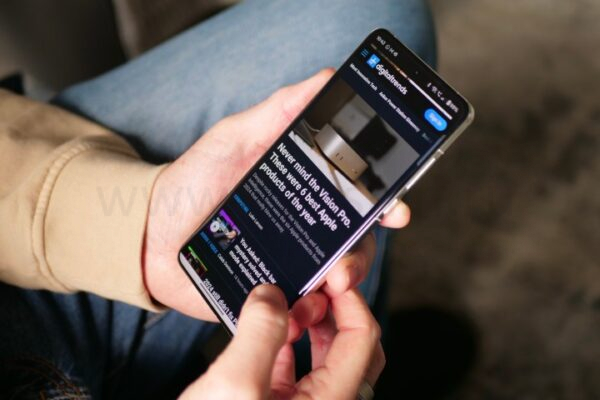 Человек использует браузер Chrome на OnePlus 13.