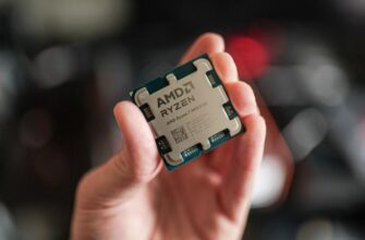 Ryzen 7 9800X3D, держащийся между пальцами.