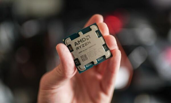 Ryzen 7 9800X3D, держащийся между пальцами.