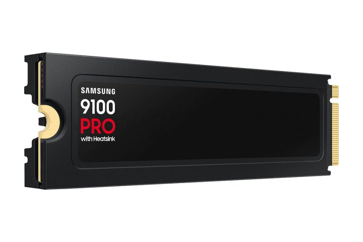 Модель Samsung 9100 Pro PCIe Gen 5 SSD с радиатором