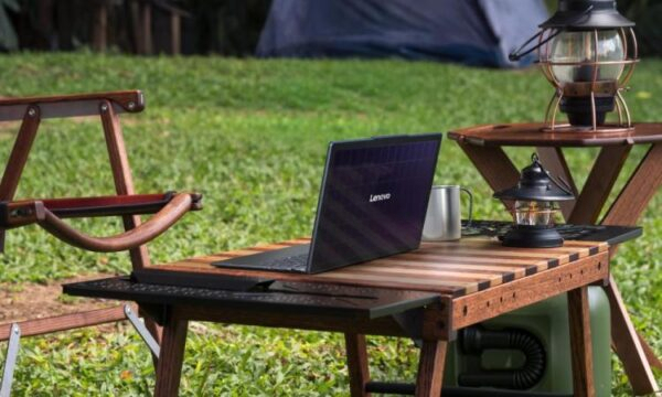 Ноутбук Lenovo на столе в парке.