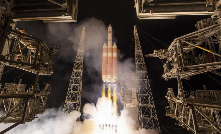 Ракета Delta IV Heavy от United Launch Alliance запускает зонд Parker Solar Probe NASA к Солнцу.