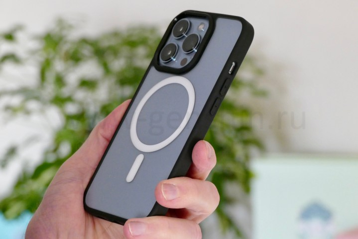 Боковой вид чехла Totallee MagSafe для iPhone.