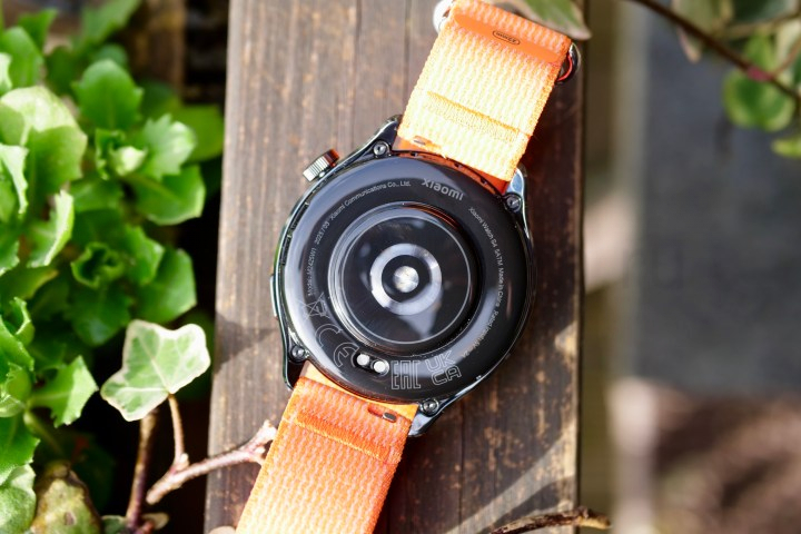 Задняя сторона Xiaomi Watch S4.