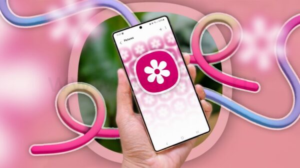Рука, держащая телефон с иконкой Samsung Photos.