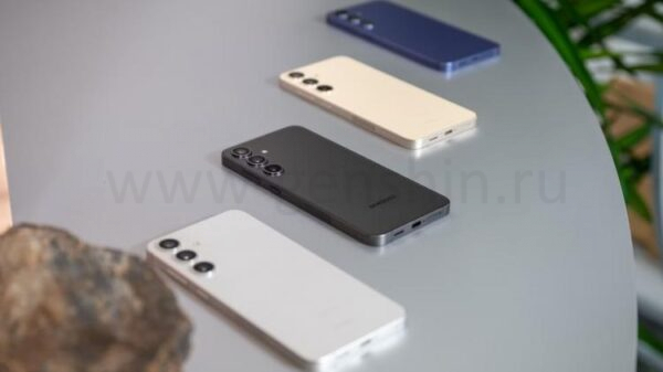 Смартфоны Galaxy S24 на столе