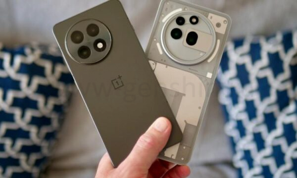 Человек держит OnePlus 13R и Nothing Phone 3a Pro.
