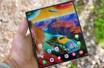 Человек держит открытый Samsung Galaxy Z Fold 6.
