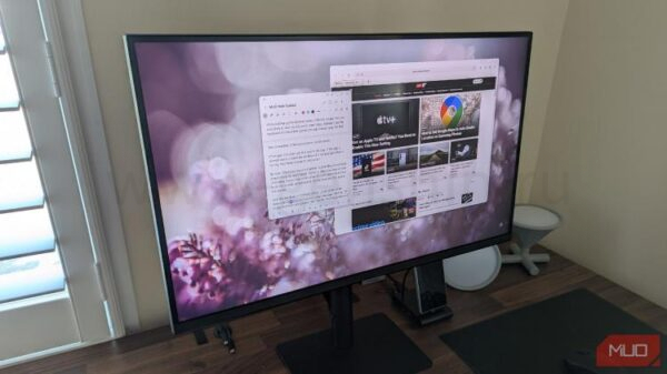Samsung DeX на мониторе с скрытой панелью задач.