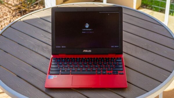 ASUS Chromebook 12 C223NA на столе.