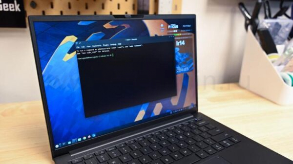 Открытый терминал Konsole на ноутбуке Kubuntu Focus Ir14 с Linux.