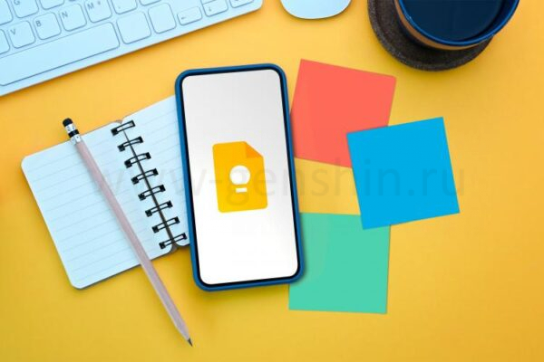 Телефон над блокнотом с логотипом Google Keep и рядом заметки.