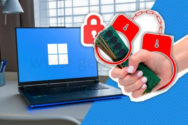 Ноутбук с Windows и рука, держащая модули оперативной памяти и наручники.