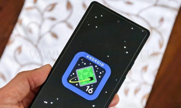 Логотип Android 16 на Google Pixel 6a в руке.