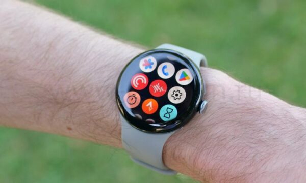 Человек в смарт-часах Google Pixel Watch 3, демонстрирующий приложение.