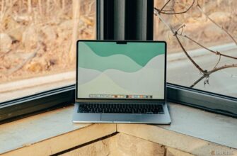 M4 MacBook Air с экраном в оттенке небесного синего, вид спереди на краю поверхности.