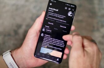 Человек использует приложение Threads на OnePlus 13.