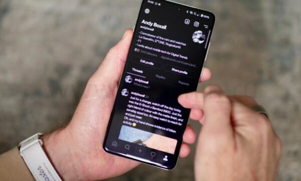 Человек использует приложение Threads на OnePlus 13.