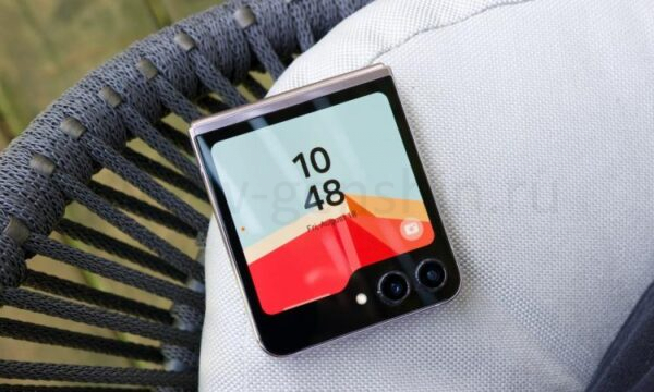 Samsung Galaxy Z Flip 5 с включенным экраном.