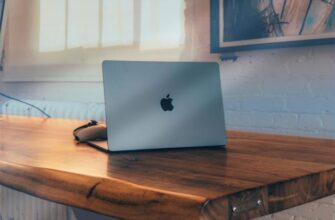 MacBook Air на деревянном столе.