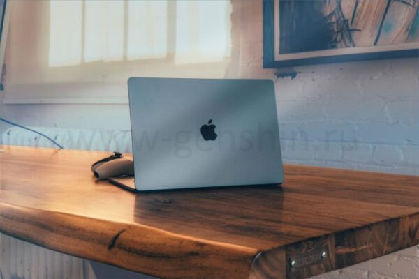 MacBook Air на деревянном столе.