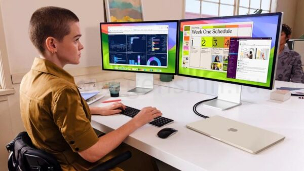 Apple MacBook Air M3 2024 с двумя внешними мониторами.