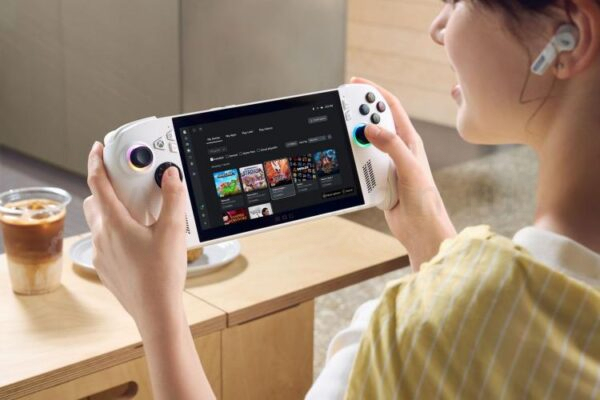 Промо-изображение: человек использует Xbox ROG Ally X