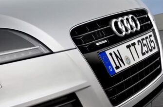 Крупный план передней части серебристого Audi TT 3.2 Quattro 2009 года.