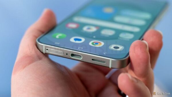 USB-C порт и слот для SIM-карты внизу Samsung Galaxy S25.