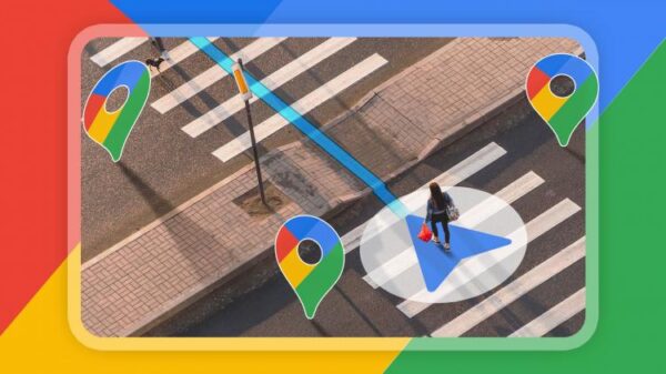 Пешеход переходит по переходу, используя подсказки Google Maps.